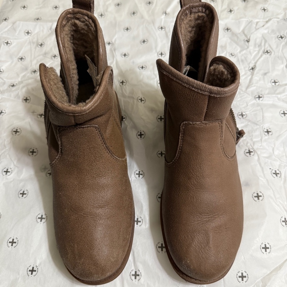 UGG Lavelle Brown Leather  ankle booties size 6